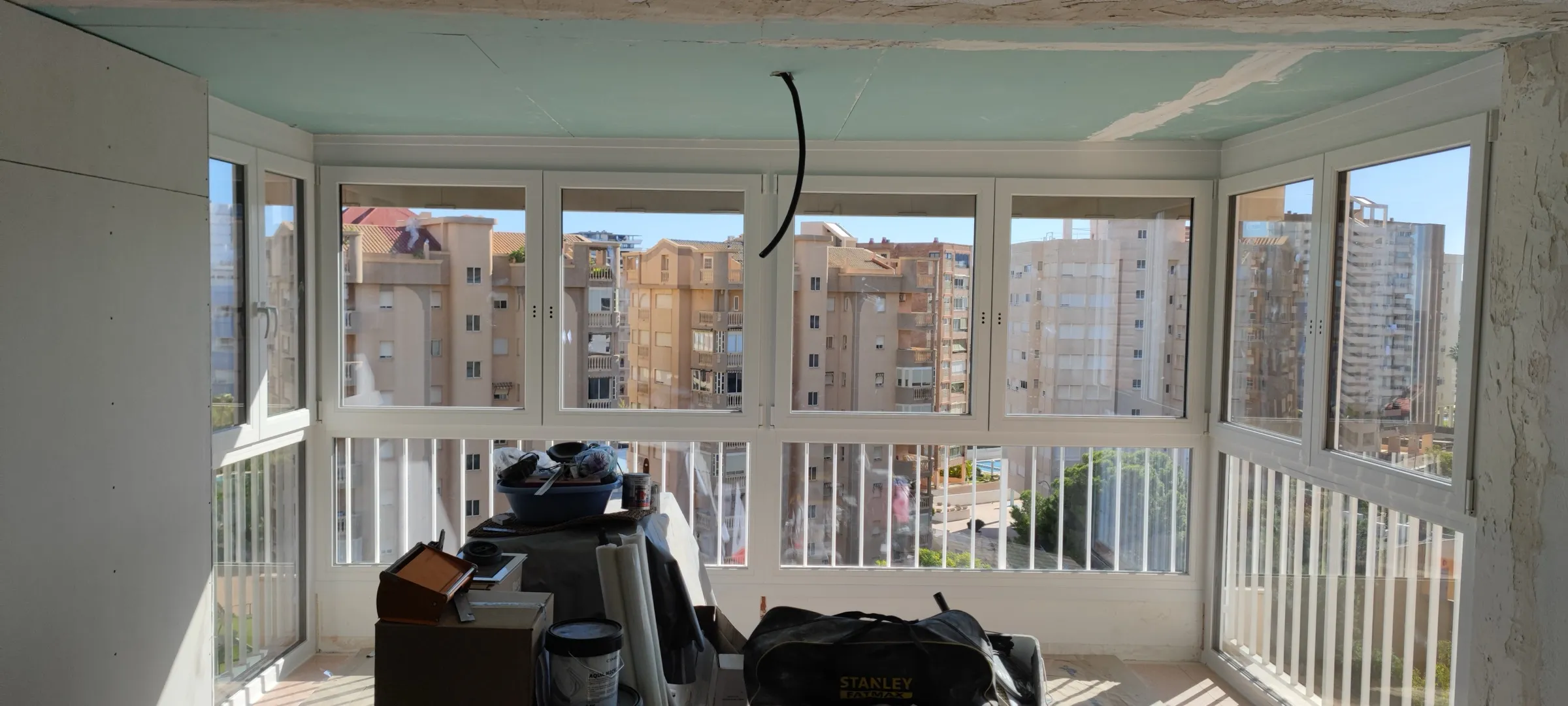 Neu gebautes Badezimmer mit anthrazitfarbenem Fenster