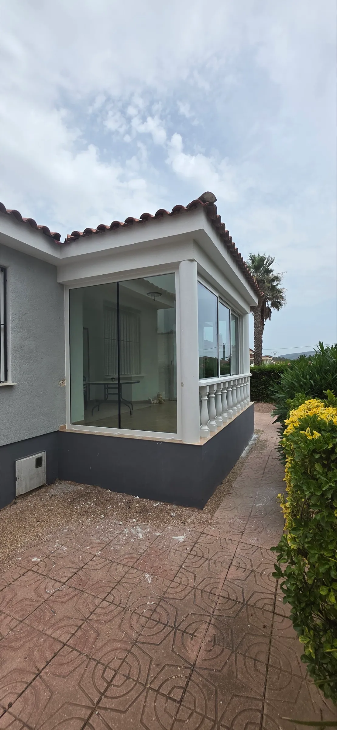 Verglaste Terrasse an einer Villa