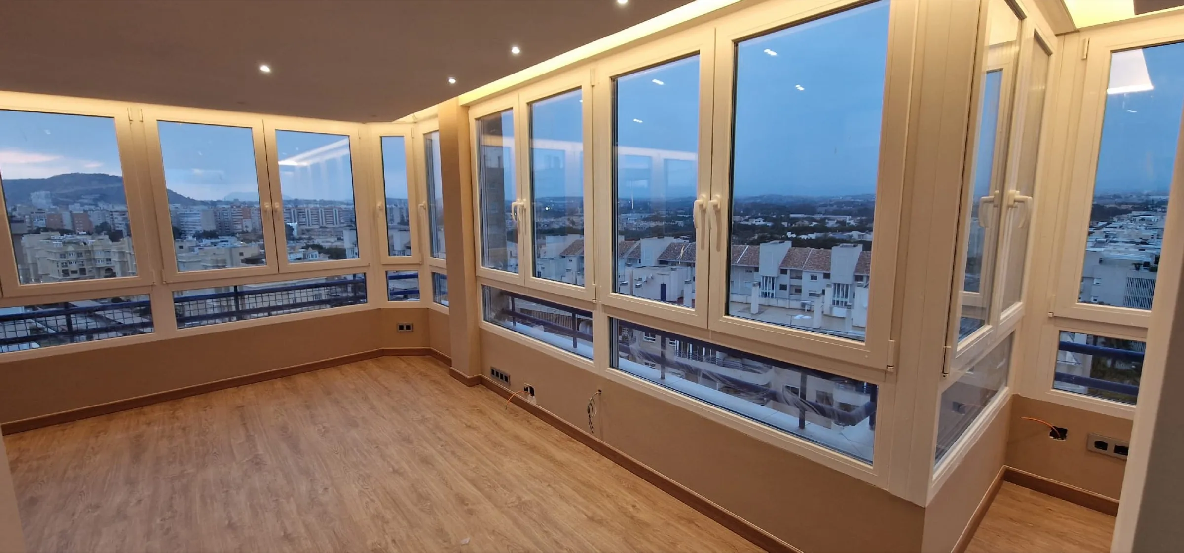 Neu verglaste Galerie einer Wohnung mit Stadtblick