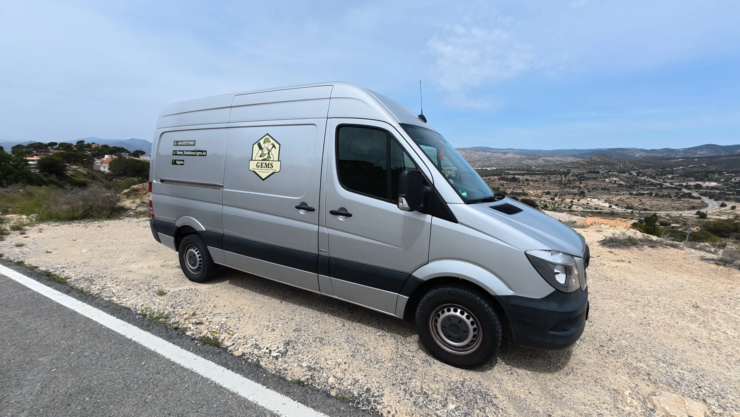 GEMS Transporter auf einer Bergstraße an der Costa Blanca
