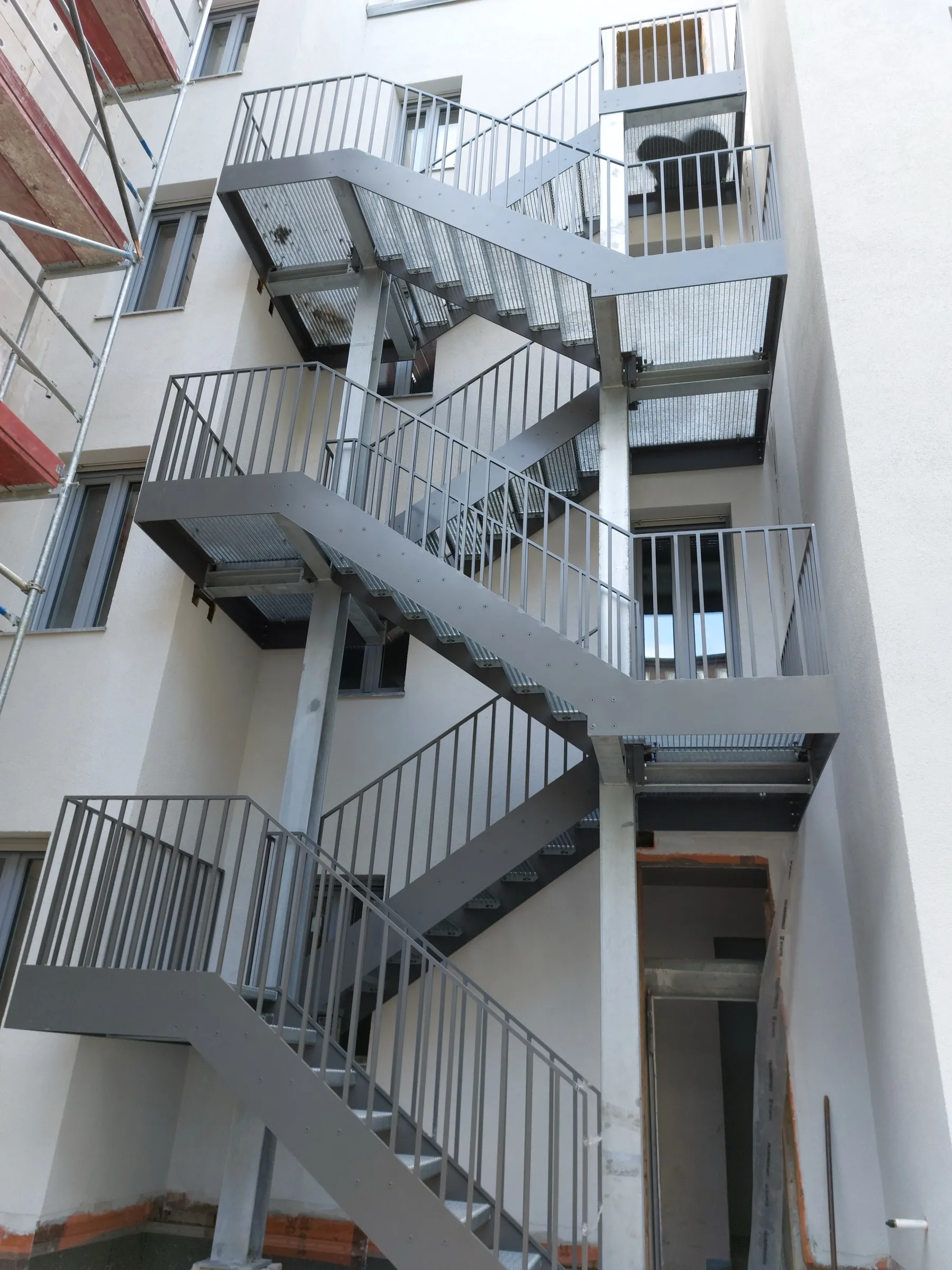 Stahltreppen an einem Mehrfamilienhaus